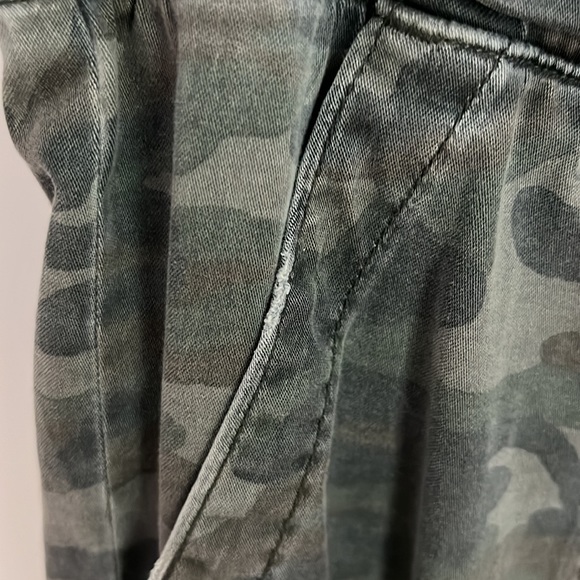 Camo joggers by Bella Dahl size Sm - Picture 4 of 6